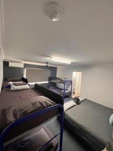 Zimmer mit 2 Etagenbetten in einem Zimmer in der Unterkunft Kalbarri Inn in Kalbarri