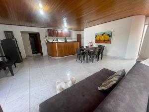 een woonkamer met een bank en een tafel met stoelen bij HERMOSO APARTAMENTO EN SANTA MARTA in Santa Marta