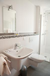 Ένα μπάνιο στο Apartmenthaus Wesertor +58 φωτογραφίες