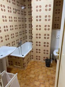a bathroom with a tub and a sink at Appartement boulevard Mohamed 5 in Tangier
