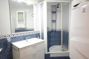 a bathroom with a sink and a shower at Tranquilidad y playa para toda la familia in Calahonda +8 photos