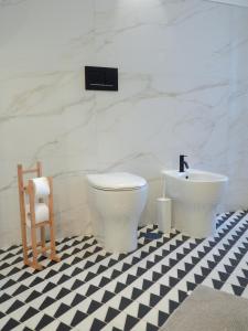 bagno con servizi igienici e lavandino di SANTACROCE8 a Torre del Greco