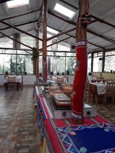 a long table in a room with tables and chairs at Casa Turistica Las Tunas in Sicuani