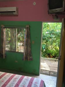 een kamer met een slaapkamer met een raam en een televisie bij Hostal Camping Beach in Salinas +75 foto's