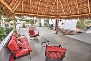un patio con sofá, sillas y mesa en Las Vueltas - Golden Zone Studio 2 Blocks to Beach, en Bucerías