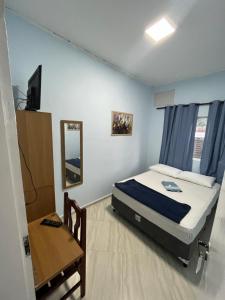 - une chambre avec un lit et une télévision dans l'établissement Hotel Cidade Paisagem, à Piquete