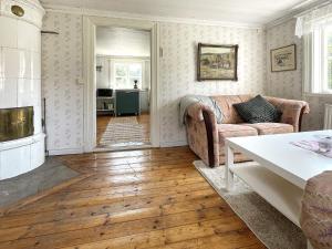 een woonkamer met een bank en een tafel bij Holiday home VALDEMARSVIK VIII in Valdemarsvik