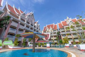Bazén v ubytování Ayodhaya Palace Beach Resort - SHA Plus certified nebo v jeho okolí