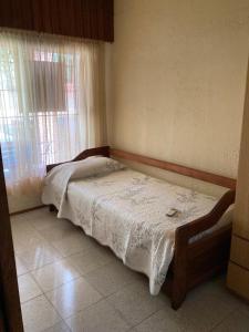 a bedroom with a bed in a room with a window at Agua Viva in Piriápolis