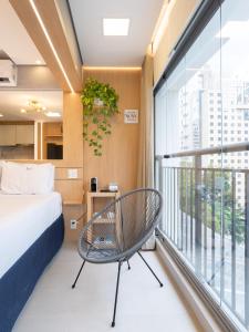 Habitación de hotel con cama y balcón en Apto NOVO equipado Moema, en São Paulo
