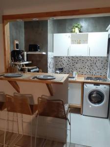 cocina con lavadora y lavadora en Departamento Güemes mar del plata en Mar del Plata