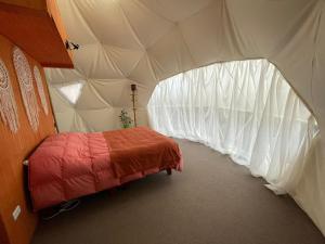 a bedroom with a bed in a tent at Domo en los vilos, parcela cascabeles in Los Vilos