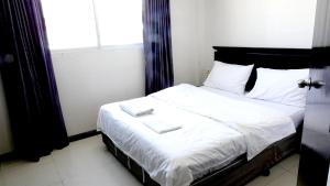 Postel nebo postele na pokoji v ubytování Abunawas Merry Inn at Walking Street