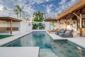 einen Pool im Hinterhof eines Hauses in der Unterkunft Villa Ruta I - Sumptuous 2BR Private Luxury Villa Walking Distance to Nyanyi Beach in Tanah Lot