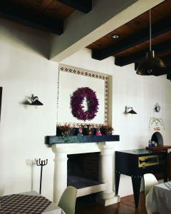 聖克里斯托瓦爾－德拉斯卡薩斯的住宿－HOTEL PROVINCIA，客厅设有壁炉,上面有花圈