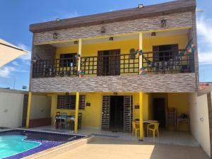 Casa con balcón y piscina en Paraíso dos Oliveira, en São José da Coroa Grande