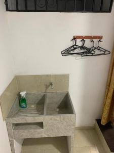 um lavatório num quarto com uma prateleira na parede em Apartamento la esmeralda! em Puerto Triunfo