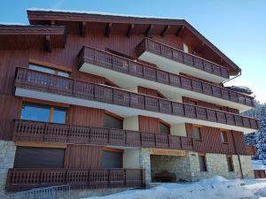 a building with balconies on the side of it at Studio à Courchevel 1850, 4 pers, pieds des pistes, parking - FR-1-631-142 in Courchevel