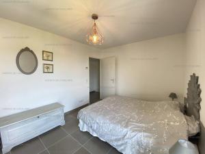 une chambre avec un lit et un miroir au mur dans l'établissement Beau T3 tout confort à 200m de la plage avec clim, terrasse et garage, Cavalaire-sur-Mer - FR-1-100-314, à Cavalaire-sur-Mer