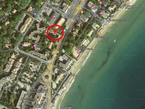 une carte d'une plage avec un cercle rouge dans l'établissement Beau T3 tout confort à 200m de la plage avec clim, terrasse et garage, Cavalaire-sur-Mer - FR-1-100-314, à Cavalaire-sur-Mer 6 autres photos