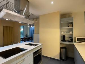 エクスレバンにあるAppartement Aix-les-Bains, 5 pièces, 6 personnes - FR-1-555-91のキッチン(シンク、カウンタートップ付)