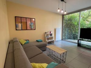 ein Wohnzimmer mit einem Sofa und einem Flachbild-TV in der Unterkunft Appartement Aix-les-Bains, 5 pièces, 6 personnes - FR-1-555-91 in Aix-les-Bains