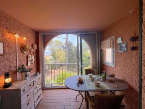 eine Küche mit einem Tisch und einem großen Fenster in der Unterkunft Appartement Saint-Aygulf, 2 pièces, 4 personnes - FR-1-226A-161 in Fréjus