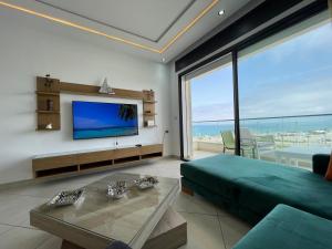 Televiisor ja/või meelelahutuskeskus majutusasutuses Beachfront High Standard Flat