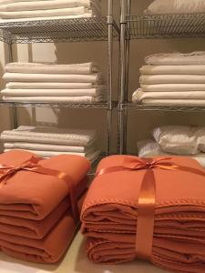 een kast met witte handdoeken en oranje bogen bij HOTEL PROVINCIA in San Cristóbal de Las Casas
