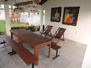 einen Holztisch und Stühle auf einer Terrasse in der Unterkunft Casabella in Lucena