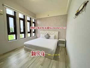 靚民宿-有車位-旅客訂房後24小時內未聯絡一律不受理-需付訂金 객실 침대