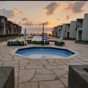 una pequeña piscina en medio de un patio en شاليه بقرية كورونادو مارينا - Coronado Marina عائلات فقط, en Ain Sokhna