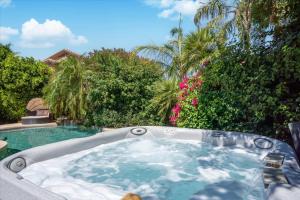 בריכת השחייה שנמצאת ב-Scottsdale Escape - Pool, Spa, Firepit, & Pool Table או באזור