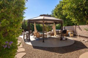גינה חיצונית ב-Scottsdale Escape - Pool, Spa, Firepit, & Pool Table