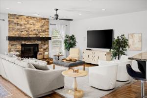 טלויזיה ו/או מרכז בידור ב-Scottsdale Escape - Pool, Spa, Firepit, & Pool Table