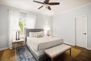 מיטה או מיטות בחדר ב-Scottsdale Escape - Pool, Spa, Firepit, & Pool Table