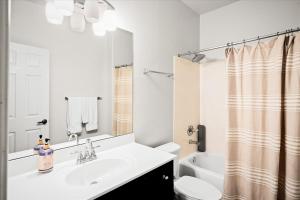 חדר רחצה ב-Scottsdale Escape - Pool, Spa, Firepit, & Pool Table