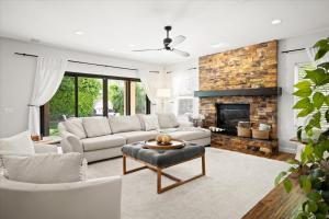 אזור ישיבה ב-Scottsdale Escape - Pool, Spa, Firepit, & Pool Table