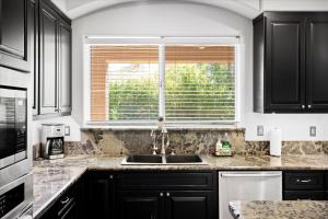 מטבח או מטבחון ב-Scottsdale Escape - Pool, Spa, Firepit, & Pool Table