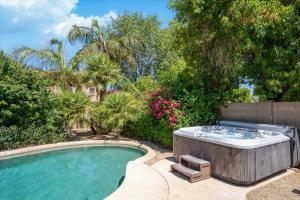 בריכת השחייה שנמצאת ב-Scottsdale Escape - Pool, Spa, Firepit, & Pool Table או באזור