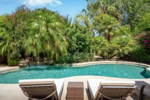 בריכת השחייה שנמצאת ב-Scottsdale Escape - Pool, Spa, Firepit, & Pool Table או באזור