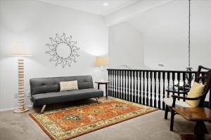 אזור ישיבה ב-Scottsdale Escape - Pool, Spa, Firepit, & Pool Table