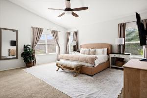 מיטה או מיטות בחדר ב-Scottsdale Escape - Pool, Spa, Firepit, & Pool Table