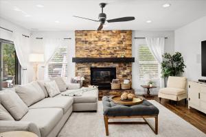 אזור ישיבה ב-Scottsdale Escape - Pool, Spa, Firepit, & Pool Table
