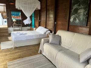 Giường trong phòng chung tại Bungalow avec vue dans lieu calme
