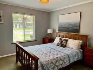 Postel nebo postele na pokoji v ubytování Wrentree - Pet Friendly Inside 26B Laurel Tce