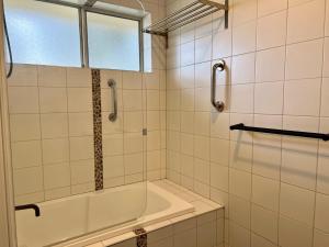 Koupelna v ubytování Wrentree - Pet Friendly Inside 26B Laurel Tce + 13 fotografií