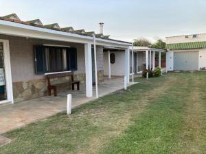 a row of houses with a lawn in front of them at Catador 1 in Barra del Chuy