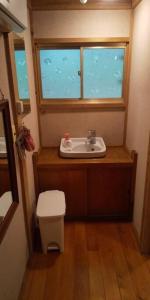 a small bathroom with a sink and a window at ちびっこ・わんこ・リゾート　Ｓａｒａｒｉ　（里楽里） in Tabuchi