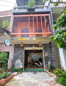 un edificio con un balcone in cima di DH Homestay Cao Bằng a Cao Bằng